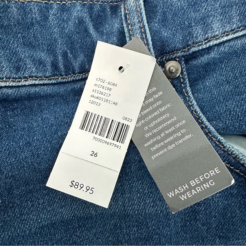 Lane Bryant Women’s Signature Fit Relaxed Straight Mid Rise Jeans Size 26 NWT - Picture 4 of 9